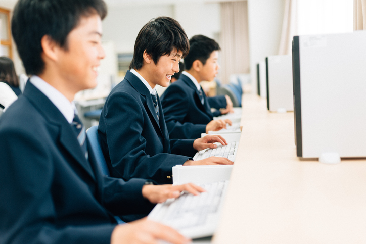 computerの授業を受ける日本の学生